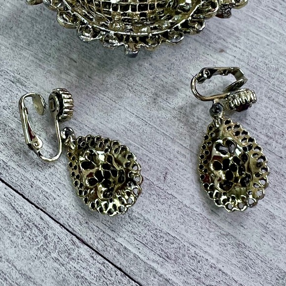 Vintage Style Fuchsia Purple Rhinestone Brooch and Clip On Earring Set Gold Tone - Picture 7 of 9